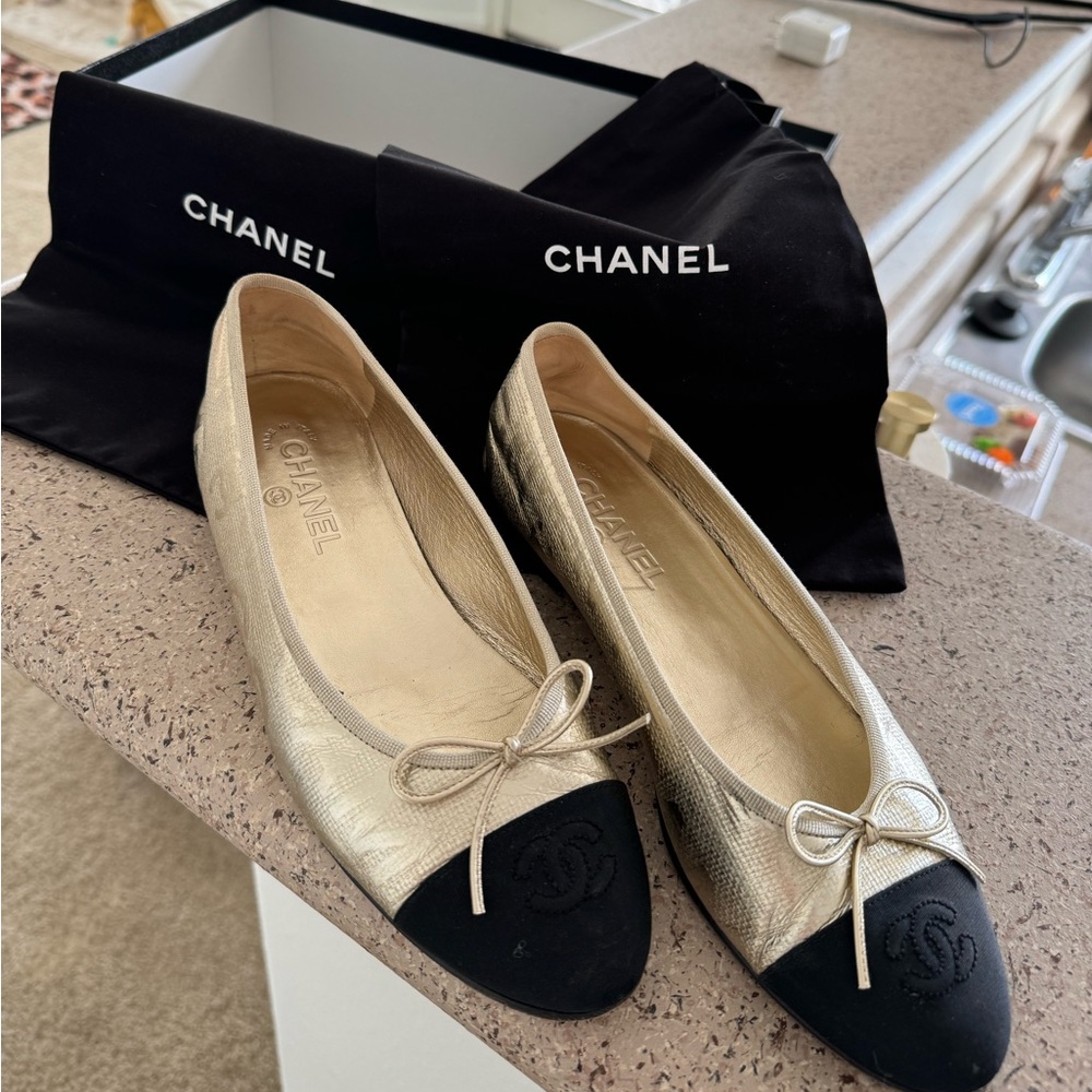 Classic Chanel Ballet Flats Laminated Goatskin & Grosgrain 40.5
Gold & Black